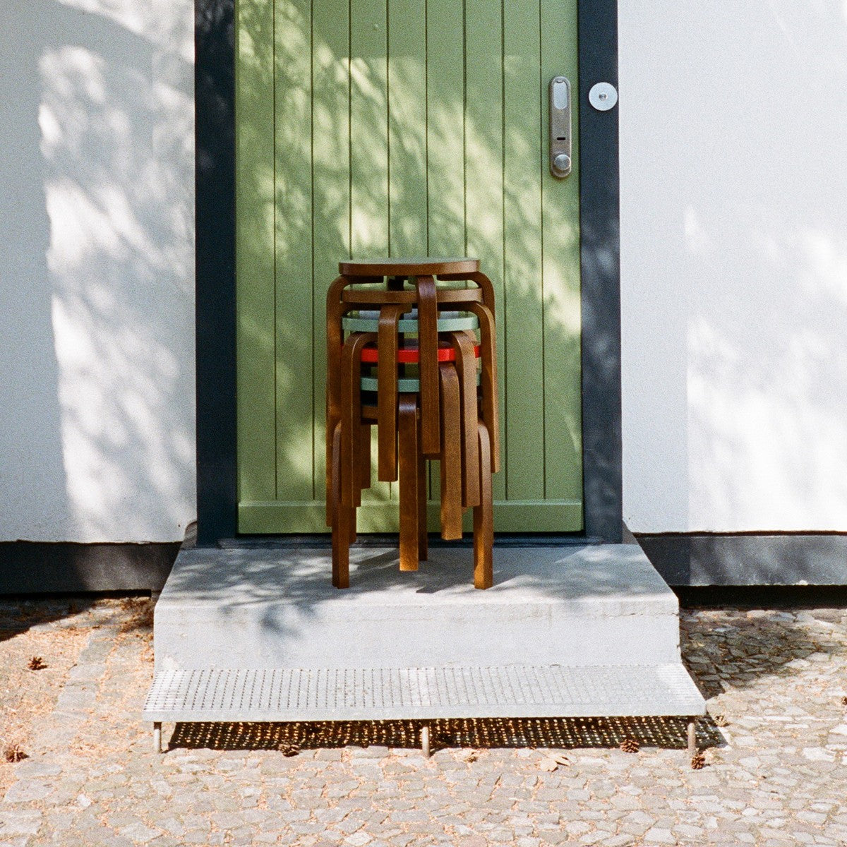 KOSKETUS : Humaani kauneus アアルト Artek Alvar Aalto - Three-Legged Stool 60 - Walnut Stained